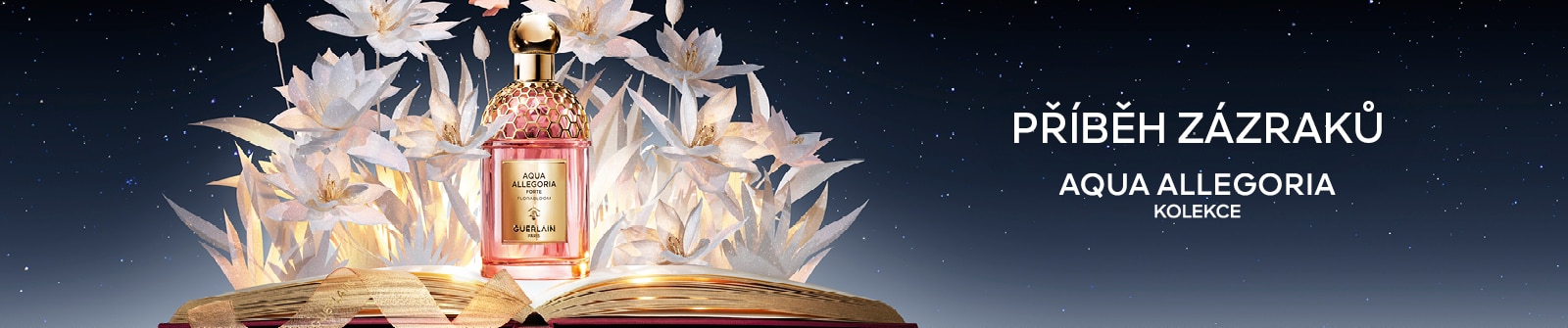 Luxusní parfém Guerlain Aqua Allegoria na pozadí květin a otevřené knihy – kolekce Příběh zázraků.